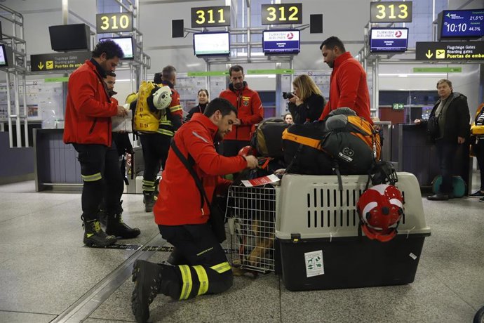 Archivo - Bomberos del CPB Málaga cuando partieron para la zona afectada por los terremotos de Turquía