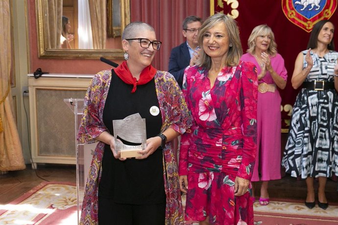 Cristina Serantes, coordinadora del Pacto por la Persona Mayor de San Juan, tras recibir el Pañuelo de Pamplona de manos de la alcaldesa de la ciudad, Cristina Ibarrola.