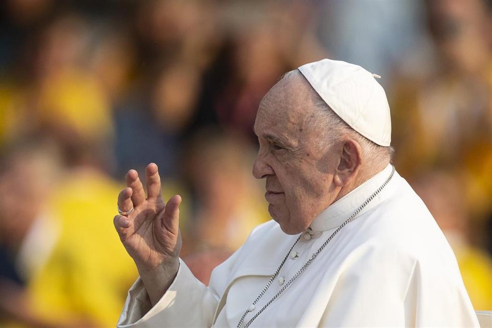 Archivo - Rosario presidido por el Papa Francisco en el santuario de Fátima.