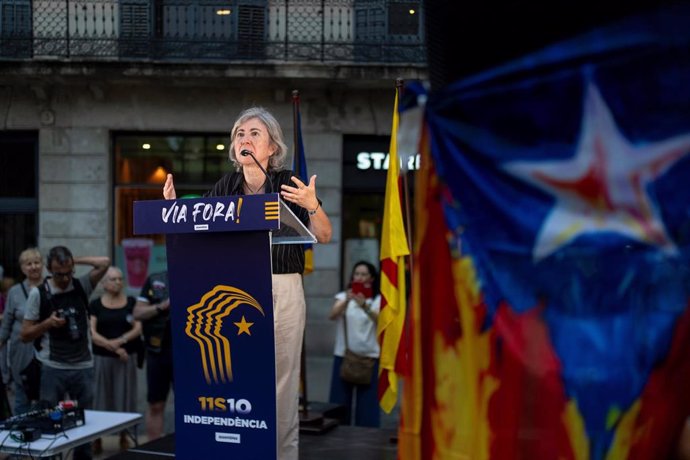 Archivo - La presidenta de la ANC, Dolors Feliu, interviene durante una protesta convocada por la ANC ante la Generalitat