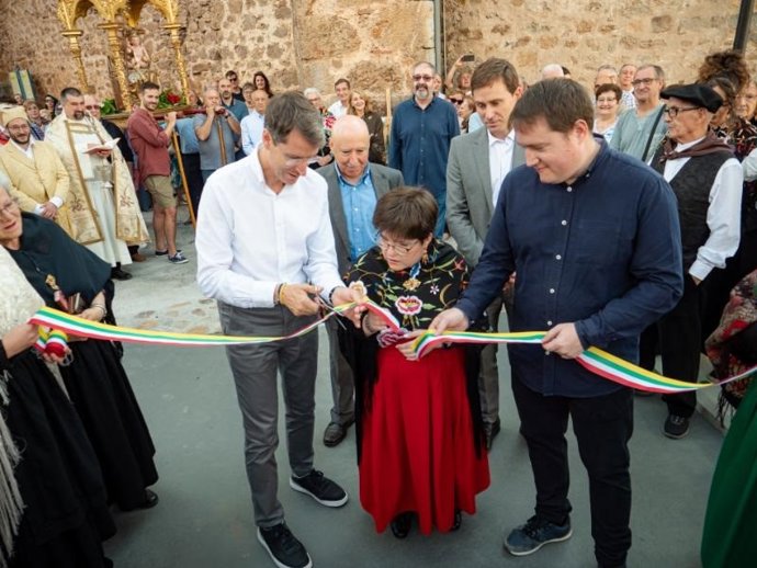 El presidente del Gobierno de La Rioja, Gonzalo Capellán, acompañado del alcalde de Ortigosa de Cameros, Víctor Martínez, ha participado en la inauguración de la rehabilitación integral del Viaducto de San Martín en Ortigosa de Cameros