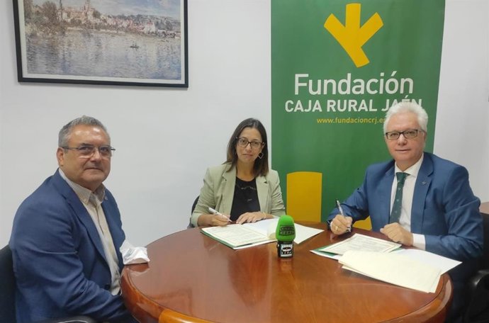La presidenta del consorcio universitario, África Colomo, y el director de Caja Rural, Juan Gallego, han firmado el convenio en presencia del subdirector de UNED Jaén, Manuel Valdivia.
