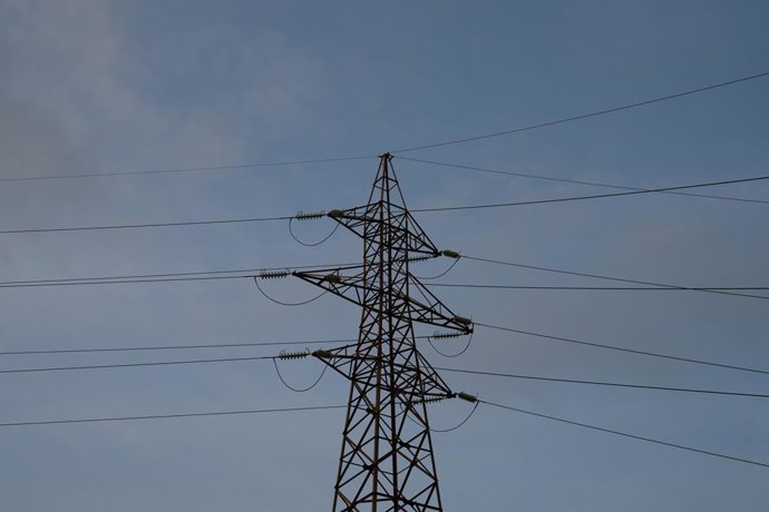 Archivo - Tendido eléctrico, a 31 de diciembre de 2022, en Barcelona, Cataluña (España). El precio de la luz para los clientes de tarifa regulada vinculados al mercado mayorista ha cerrado 2022 en 209,4 euros por megavatio hora (MWh) de media, por lo qu