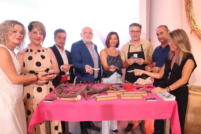 Jornada de homenaje de la Junta a los 11 maestros artesano de la Navaja y el Cuchillo en la Feria de Albacete.