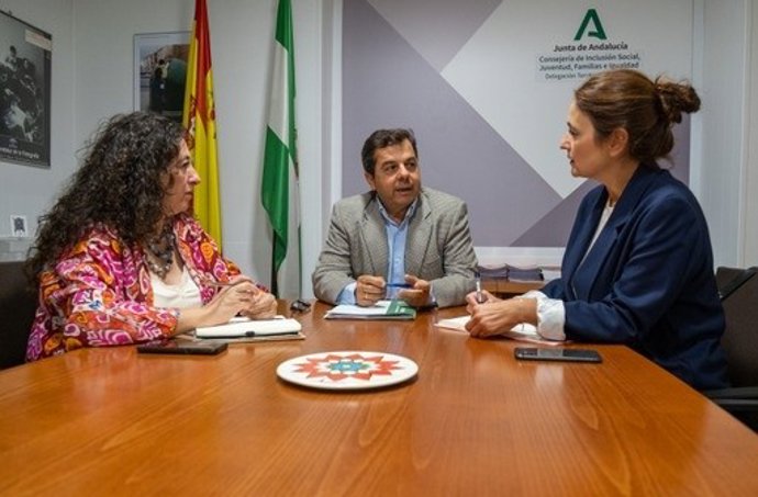 Las diputadas provinciales Carmen Díaz Soriano y María del Mar Martín Florido han mantenido un encuentro institucional con el delegado territorial de Inclusión Social, Juventud, Familias e Igualdad de la Junta de Andalucía, José Manuel Borrero.
