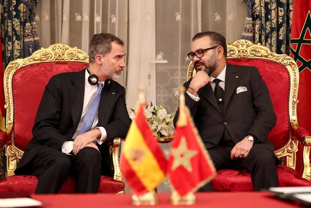 Archivo - Arxiu - (E-D) El Rei Felip VI i el Rei Mohamed VI, conversen moments abans de la signatura de diversos acords bilaterals