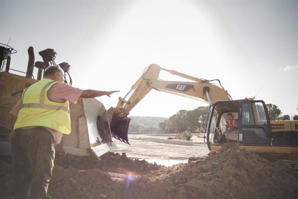 Operarios y miembros de la UME participan en las labores de reparación de la Tubería del embalse de Picadas en Aldea del Fresno