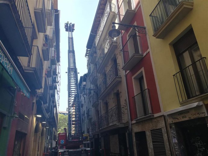 Los bomberos intervienen en el edificio del casco viejo que ha sufrido un derrumbe parcial.