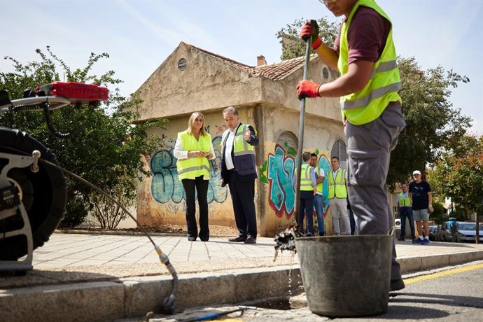 La alcaldesa y presidenta de Emasagra, Marifrán Carazo, ha visitado el barrio de Bola de Oro para conocer de cerca el desarrollo de la campaña de inspección y limpieza de imbornales.