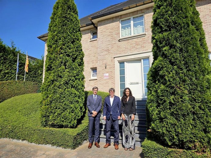 El expresidente de la Generalitat y eurodiputado, Carles Puigdemont, junto a la presidenta de la Cámara de Barcelona, Mnica Roca, y el vicepresidente de la entidad, Toni Fitó