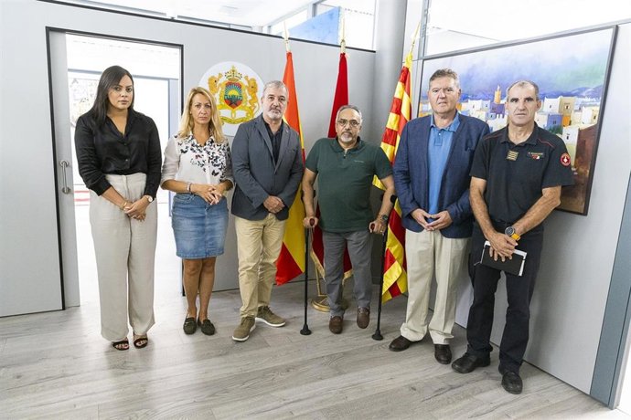 El alcalde de Barcelona, Jaume Collboni, con el vicecónsul de Marruecos Omar Ait Ouahmane; la teniente Maria Eugnia Gay; los comisionados Pau Solanilla y Sara Belbeida y y el director de Bombers de Barcelona, Sebasti Massagué