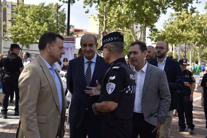 El director general de Policía, Francisco Pardo; el delegado del Gobierno de España en Castilla-La Mancha, Francisco Tierraseca, y el alcalde, Manuel Serrano, visitan el dispositivo de seguridad de la Feria de Albacete.