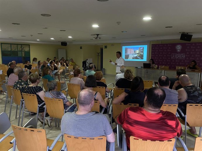 El alcalde de Camargo, Diego Movellán, se reúne con los vecinos del barrio El Carmen de Muriedas para exponerles varias actuaciones previstas para humanizar la zona y escuchar sus propuestas