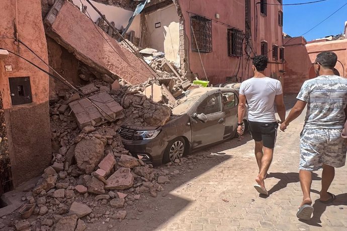 09 September 2023, Morocco, Marrakesh: People inspect damages in Marrakesh following the powerful earthquake that struck Morocco. (Best Quality Available) Photo: Khadija Benabbou/dpa