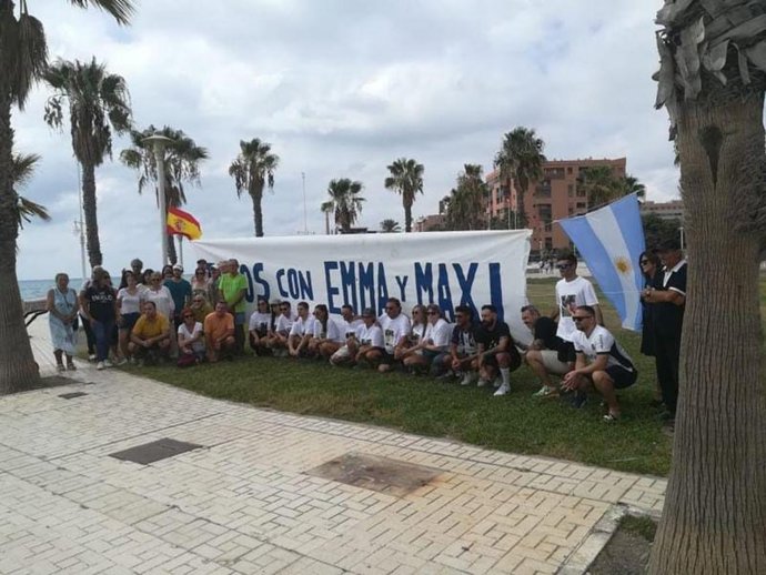 Concentración en la playa de Huelin de familiares y amigos de Emmanuel y Maximiliano
