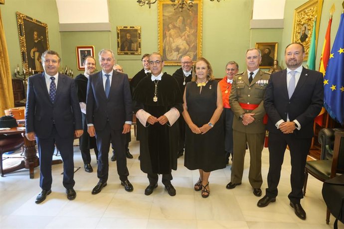 El alcalde de Sevilla, José Luis Sanz, junto a los responsables de las instituciones universitarias.
