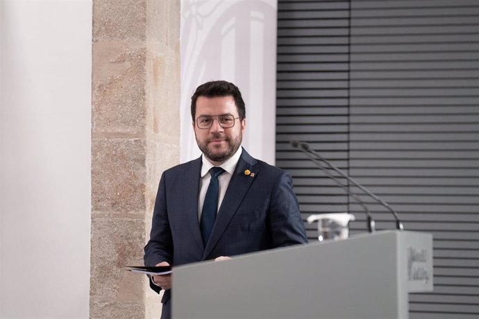 Archivo - El presidente de la Generalitat, Pere Aragons, en una rueda de prensa desde el Palau de la Generalitat