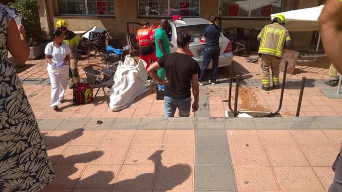 Tres personas heridas en la salida de vía de un vehículo y caer sobre una terraza de un bar de Navarrete