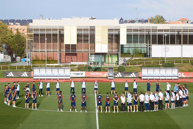 La selección española guarda un minuto de silencio en su entrenamiento debido al terremoto de Marruecos.