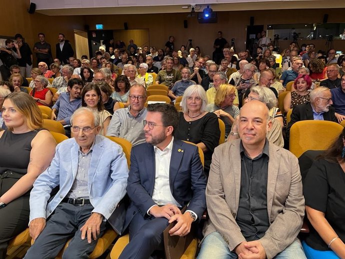 Ciemen celebra los 25 años de la Declaración Universal de los Derechos Colectivos de los Pueblos, con el presidente de la Generalitat, Pere Aragons; la portavoz de ERC, Marta Vilalta; el presidente de mnium, Xavier Antich, y la exalcaldesa de Badalona