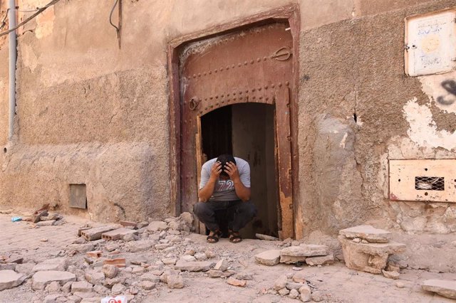 Un hombre ante un edificio dañado por el terremoto en Marruecos