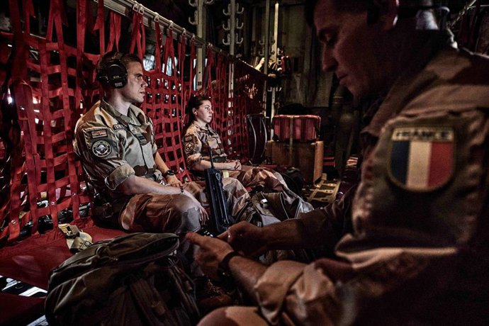 Archivo - Soldados francess vuelan a la base aérea de Niamey (Níger).