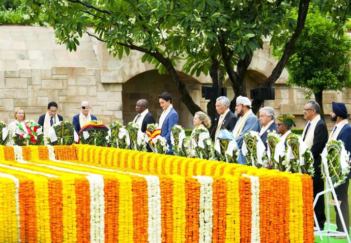 Líderes internacionales junto al monumento a Mahatma Gandhi en Nueva Delhi (India) con motivo de la cumbre del G20