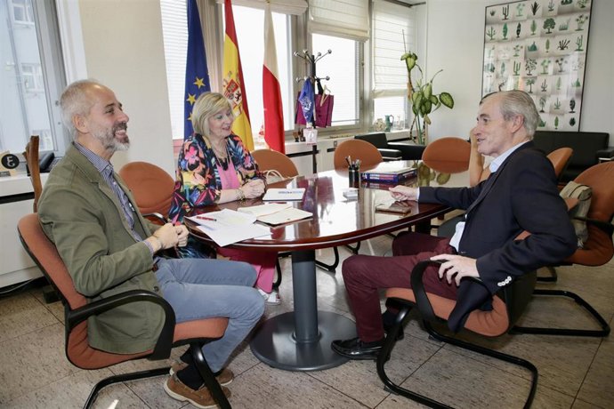 El consejero de Educación, FP y Universidades, Sergio Silva, se reúne con el alcalde de Arnuero, José Manuel Igual