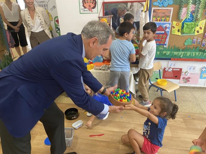 El delegado territorial de Desarrollo Educativo y Formación Profesional, José Francisco Viso, saluda a alumnos en un colegio.
