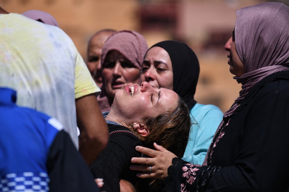 Mujeres lloran la perdida de sus seres queridos fallecidos en el terremoto, a 10 de septiembre de 2023, en Moulay Brahim, provincia de Al Haouz (Marruecos). .