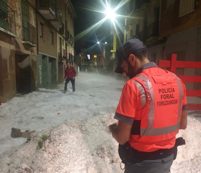 Un agente de Policía Foral colabora ante las afecciones por la fuerte granizada.