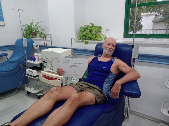 Rafael Vázquez muestra orgulloso el diploma que acredita su generosidad como donante de sangre.