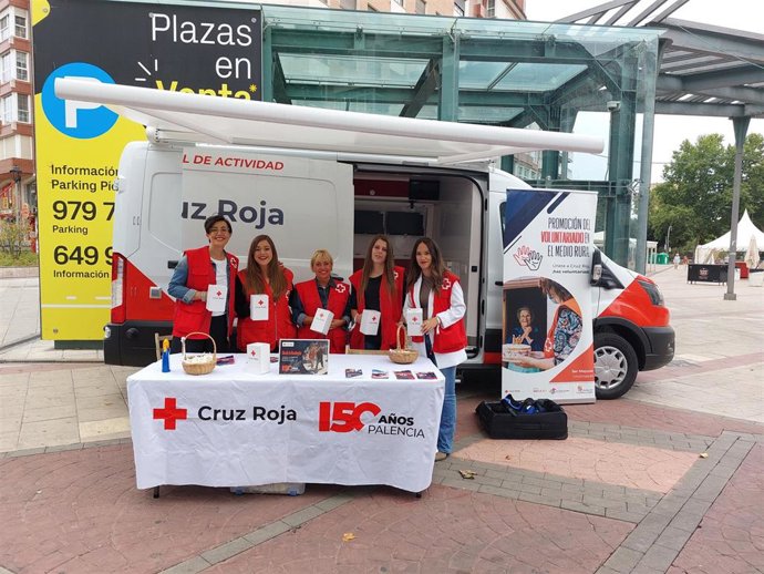 Voluntarias de Cruz Roja recogiendo donaciones para la ONG.