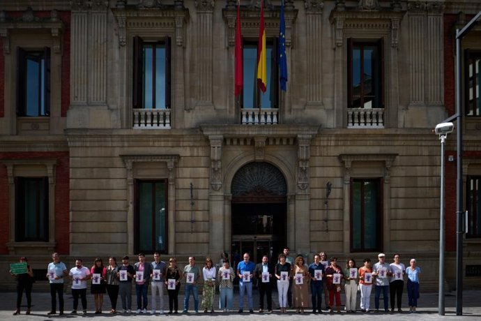 Imagen de una concentración convocada por el Parlamento de Navarra en contra de la violencia de género