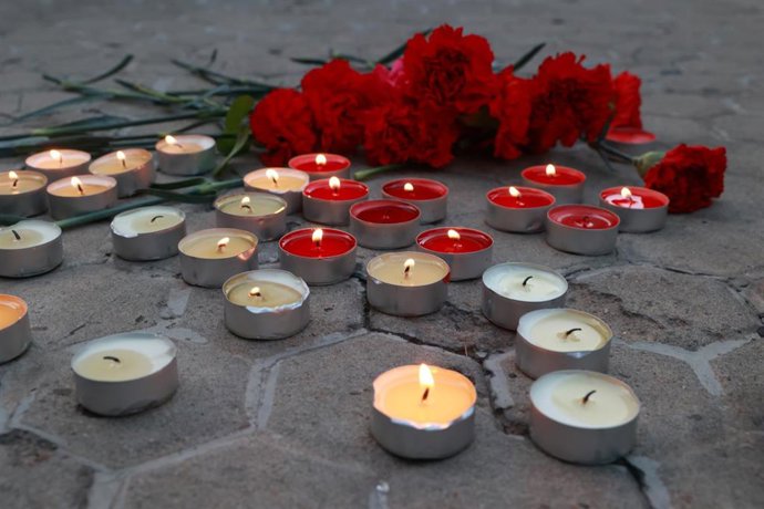 Velas encendidas por vecinos, familiares y amigos en homenaje a la mujer asesinada en el barrio de la Macarena, a 4 de septiembre de 2023 en Sevilla (Andalucía, España) , foto de archivo