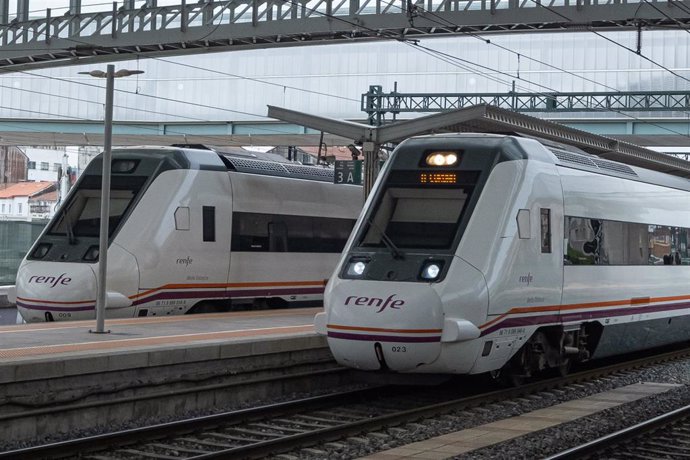 Archivo - Trenes de cercanías parados en las vías de la estación de trenes.