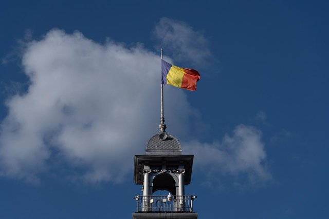 Archivo - June 23, 2022, Sinaia, Santiago, Romania: The Romanian flag flies over the Sinaia casino.