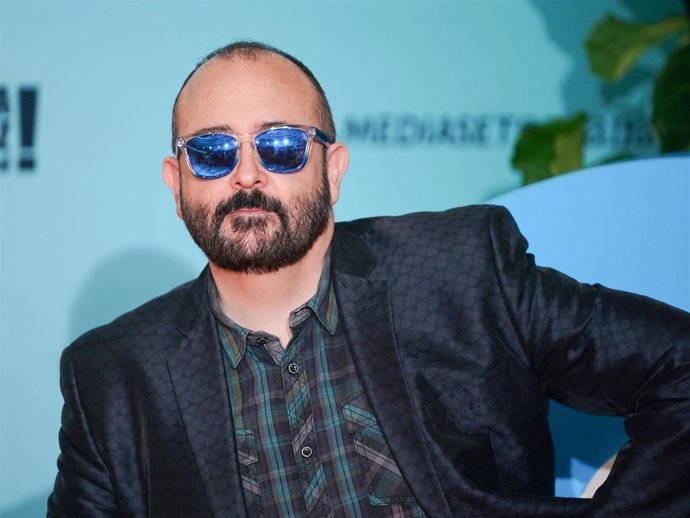 El actor Carlos Areces durante un encuentro de medios de la serie de televisión La que se avecina, de Mediaset España, en la Sala María de Maeztu del Palacio de Congresos Europa, a 8 de septiembre de 2023, en Vitoria.