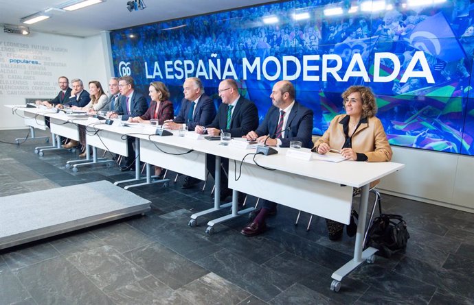 Archivo - El líder del PP, Alberto Núñez Feijóo, presideix amb el seu equip una reunió de la Junta Directiva Nacional del PP, mxim rgan del partit entre congressos
