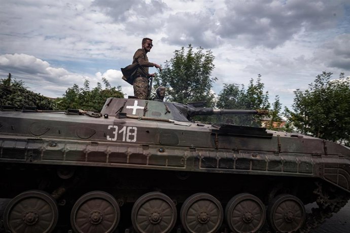 Archivo - Vehículo militar ucraniano en la región de Bajmut