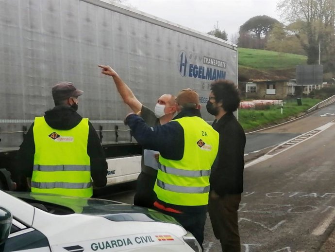 El coordinador de IU Santander y concejal, Keruin Martínez, con trabajadores de AT Operalia