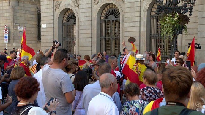 Manifestantes contra la amnistía interrumpen el minuto de silencio por Marruecos en Barcelona