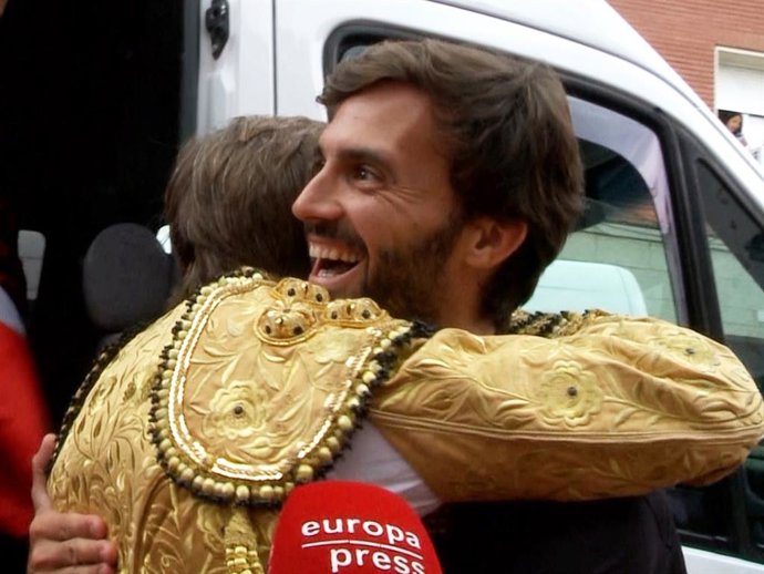 ENRIQUE SOLÍS ACUDE A VER A MANUEL DÍAZ 'EL CORDOBÉS'