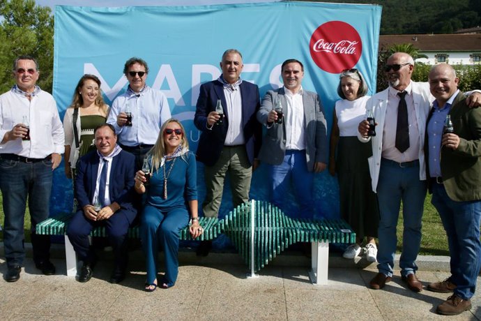 Presentación del banco fabricado con basura marina que se ha colocado en Santoña, dentro del proyecto 'Mares Circulares', impulsado por Coca-Cola