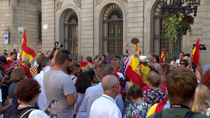 Manifestants contra l'amnistia interrompen el minut de silenci pel Marroc a Barcelona