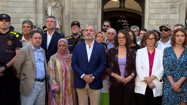 L'alcalde de Barcelona, Jaume Collboni, en el minut de silenci a la plaça Sant Jaume de Barcelona en solidaritat amb el Marroc
