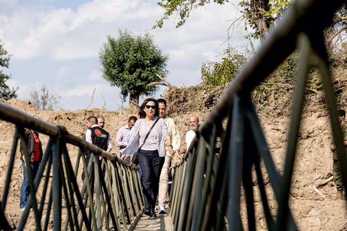 La ministra de Defensa en funciones, Margarita Robles, visita las unidades de la UME y de la Brigada Paracaidista desplegadas en las zonas afectadas por la DANA, a 10 de septiembre de 2023, en Aldea del Fresno, Madrid (España). La UME removió hasta 600 