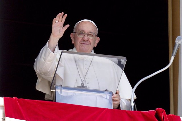 El Papa Francisco en su oración dominical del Ángelus desde la ventana de su oficina con vistas a la Plaza de San Pedro.