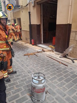 Un hombre sufre quemaduras y un bebé está en observación al explotar una bombona de butano en una vivienda de Xtiva