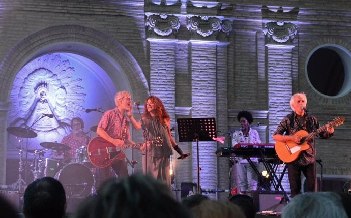 La lluvia adelanta el final del concierto de clausura del SoNna Huesca 2023.